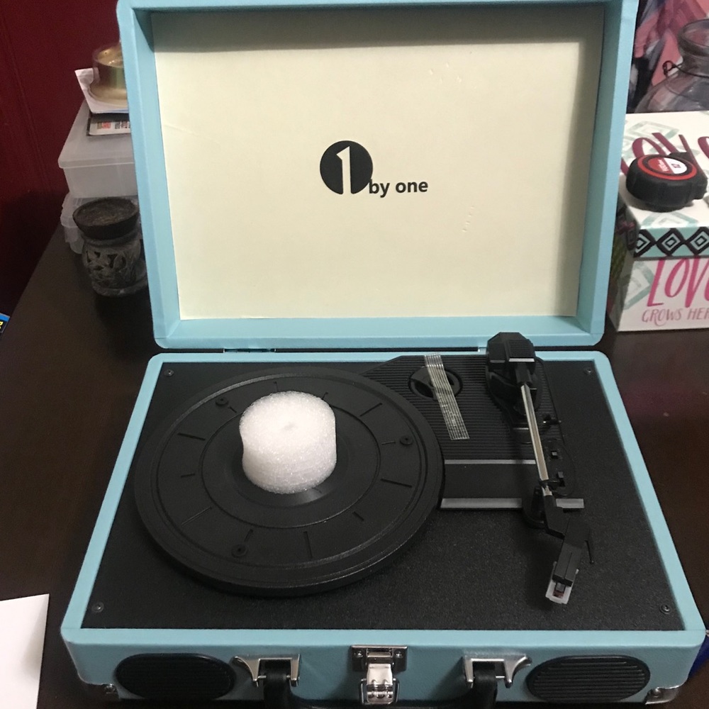 Briefcase style turntable w/speakers. Turquoise